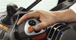 Eine Hand am Bedienhebel einer Maschine