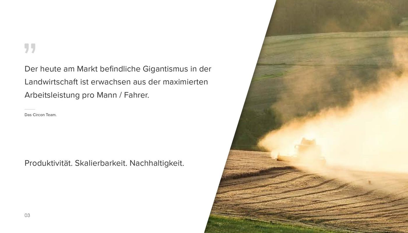 Ein Fahrzeug auf dem Feld, dahinter eine Staubwolke