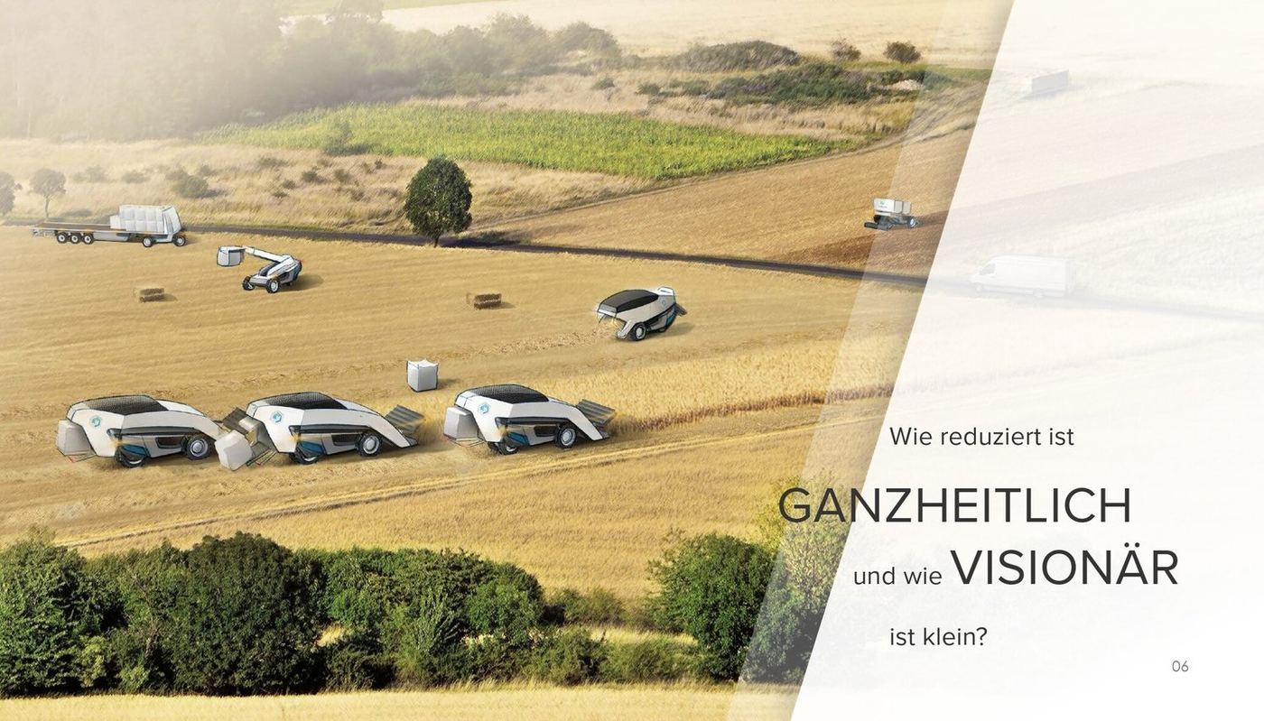 Mehrere autonome Fahrzeuge auf einem abgeernteten Feld