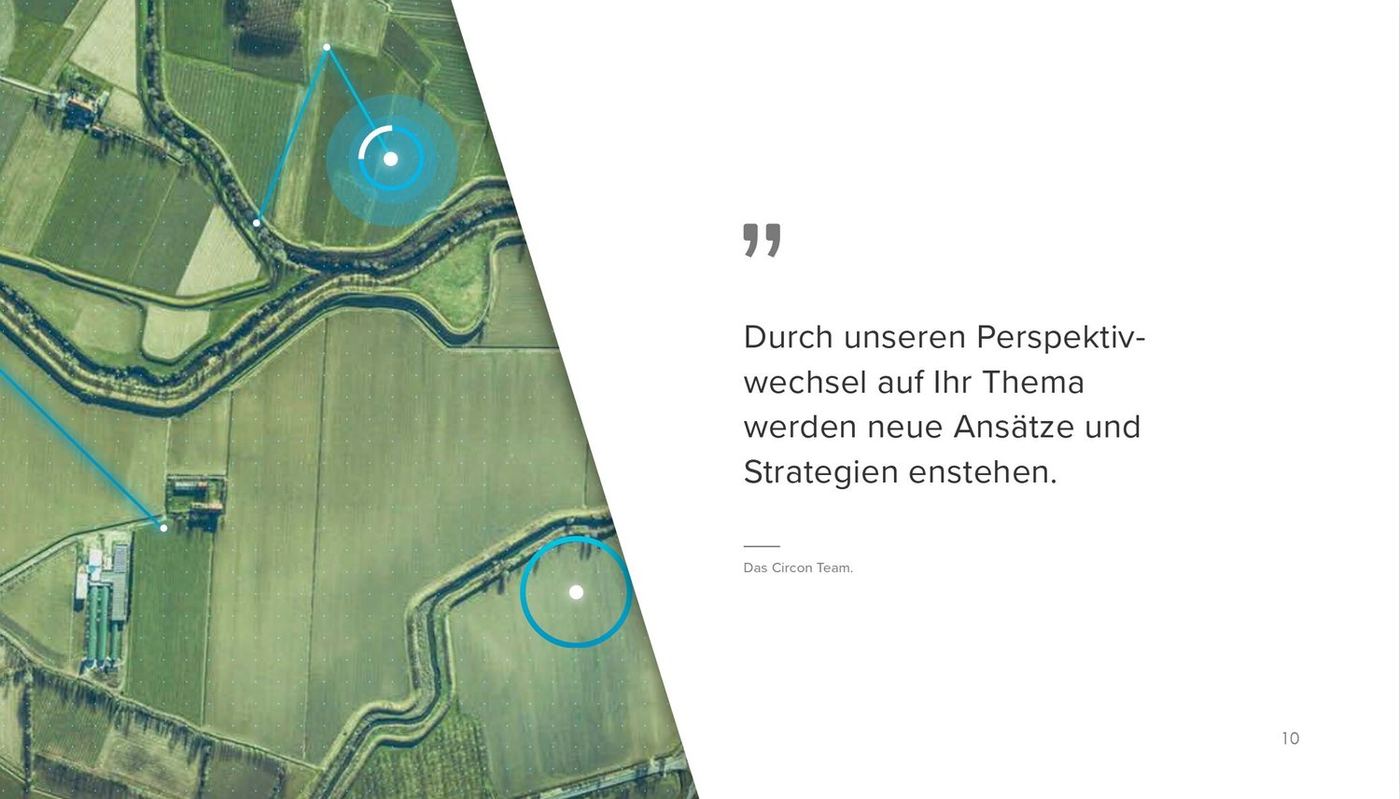 Luftbild eines Feldes mit einem markierten Punkt