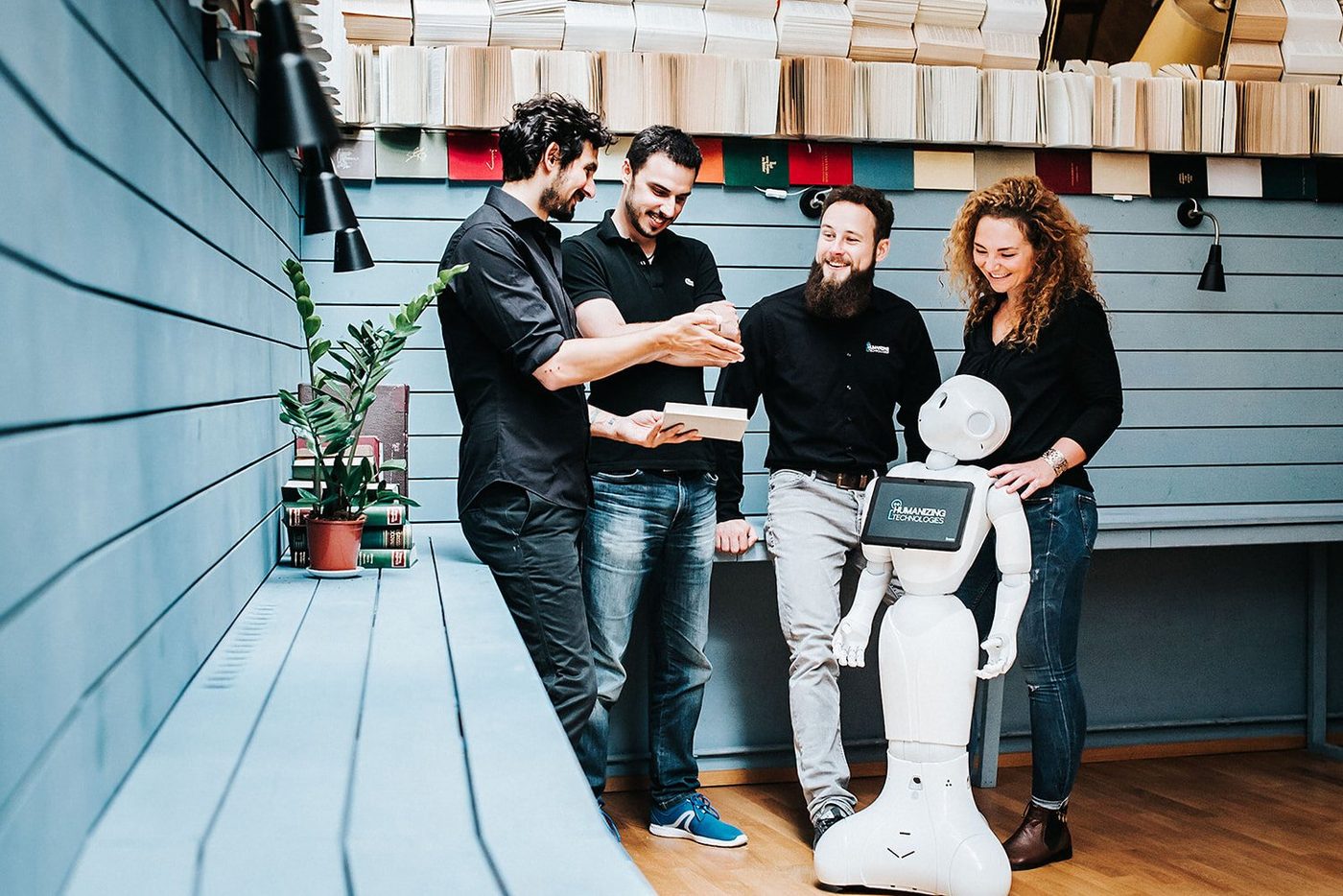 Vier Menschen im Gespräch mit dem Roboter Pepper