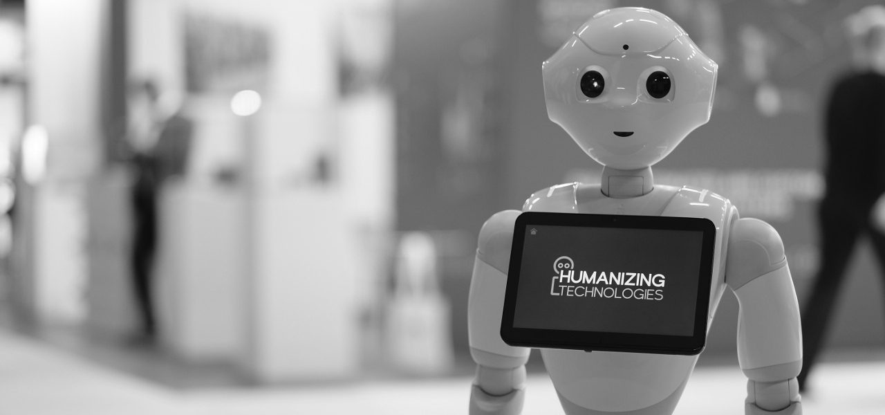 Der Roboter Pepper mit dem Tablet von Humanizing Technologies