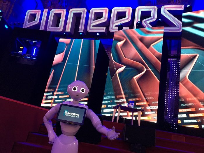 Pepper auf der Bühne der Pioneers-Konferenz