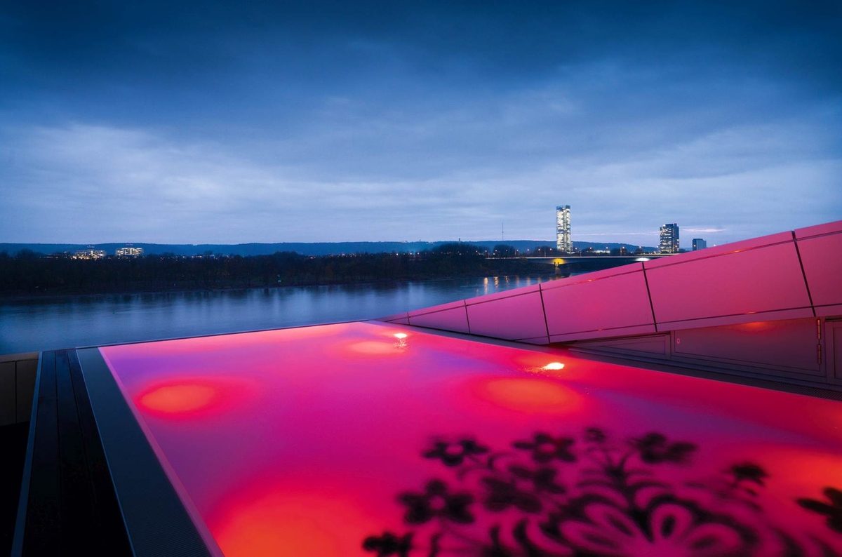 Der Infinity-Pool des Kameha Grand mit Blick auf den Rhein
