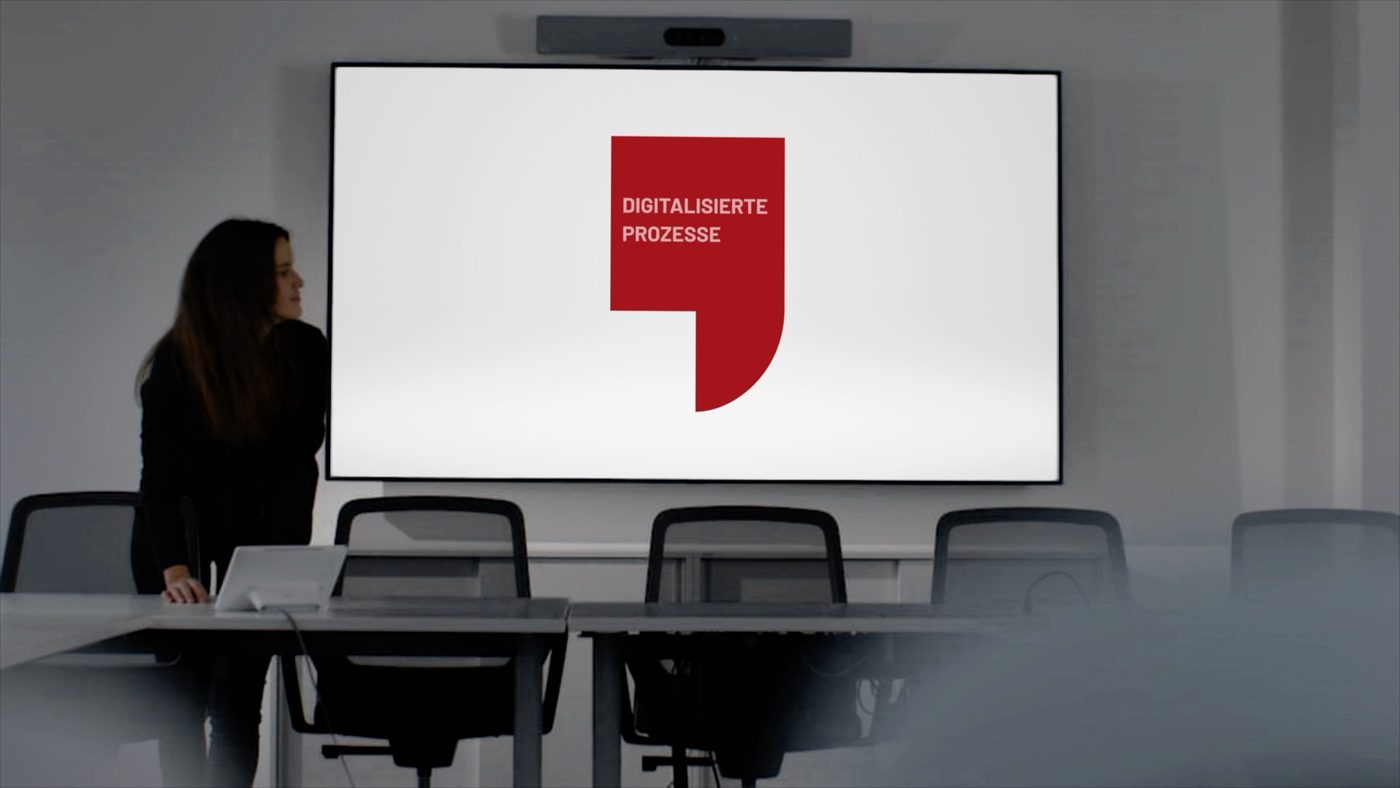 Ein Präsentationsraum der KV Nordrhein, auf dem Bildschirm „Digitalisierte Prozesse“