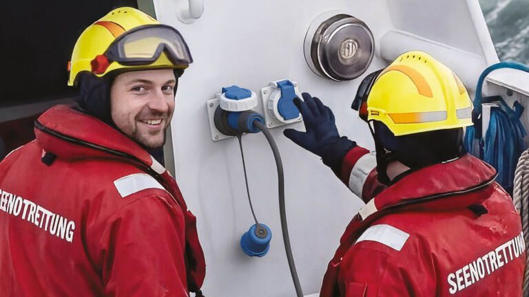 Seenotretter an einer MENNEKES-Steckdose an Bord
