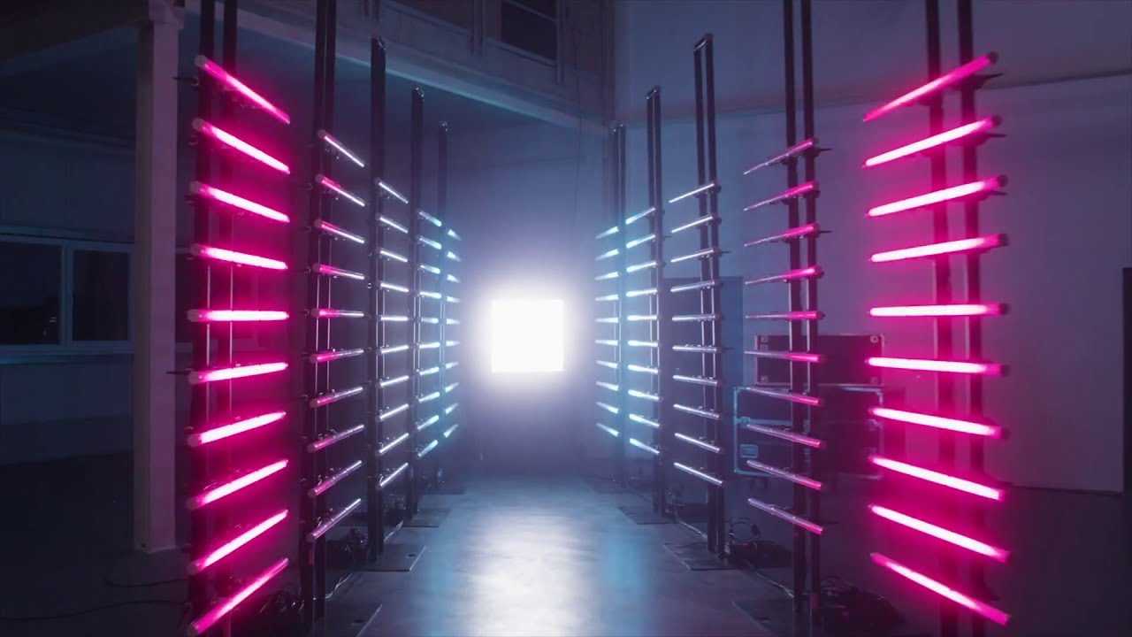Standbild aus der Kampagne: ein Gang aus magentafarbenen und blauen Lichtstäben
