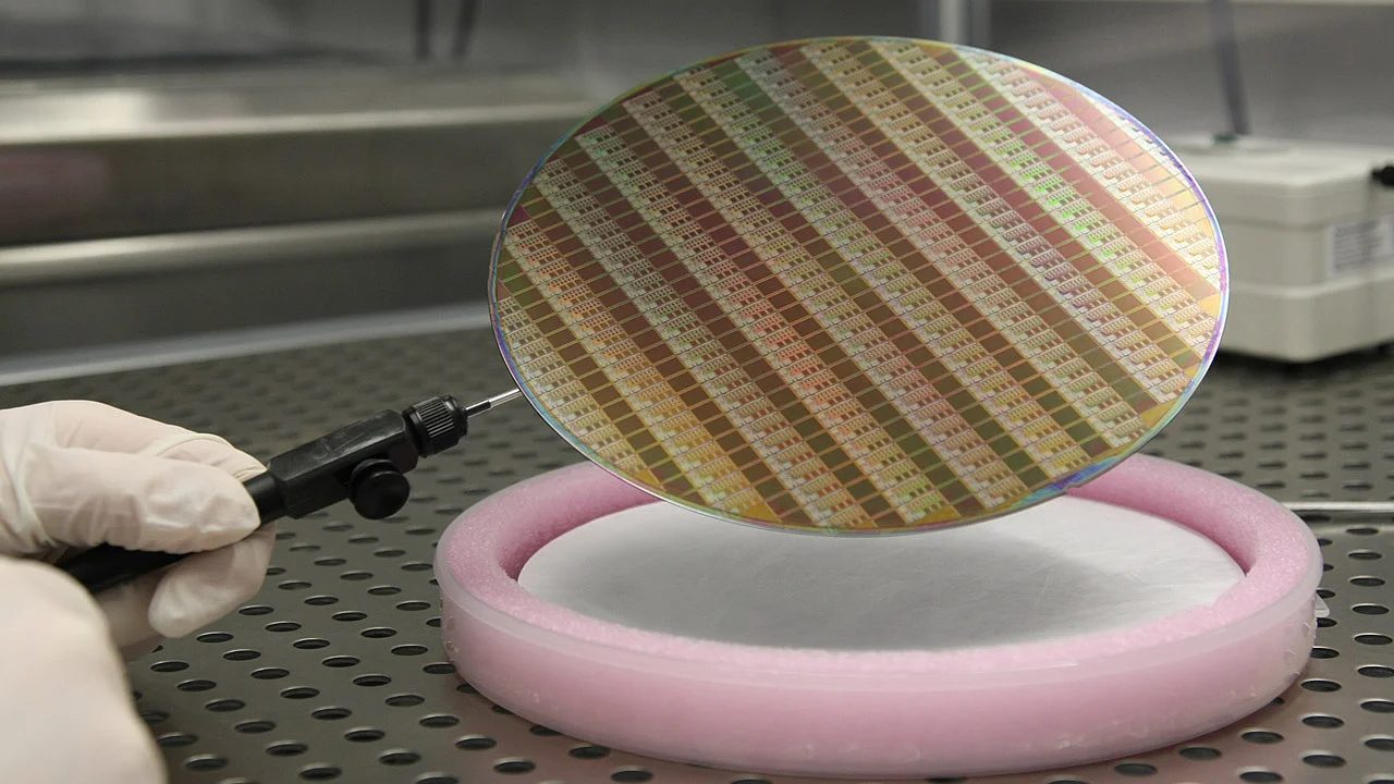 Ein Wafer mit Sensorchips im Reinraum