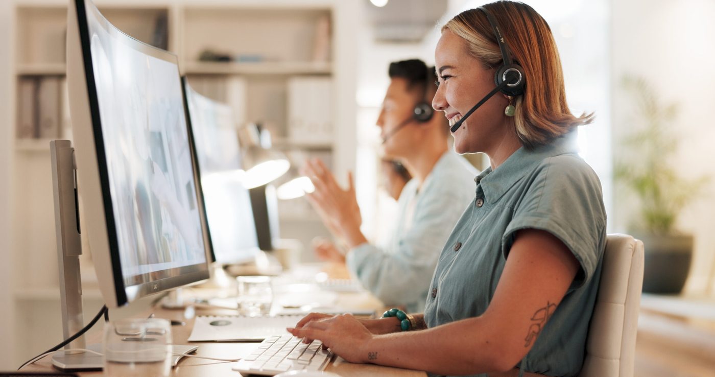 Eine Mitarbeiterin mit Headset im Kundenservice