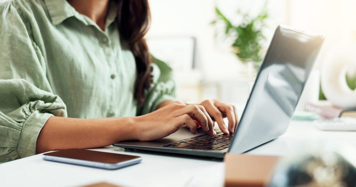 Hände auf der Tastatur eines Laptops
