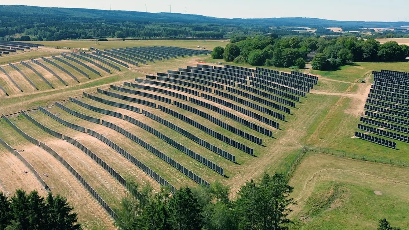 Ein Solarpark aus der Luft
