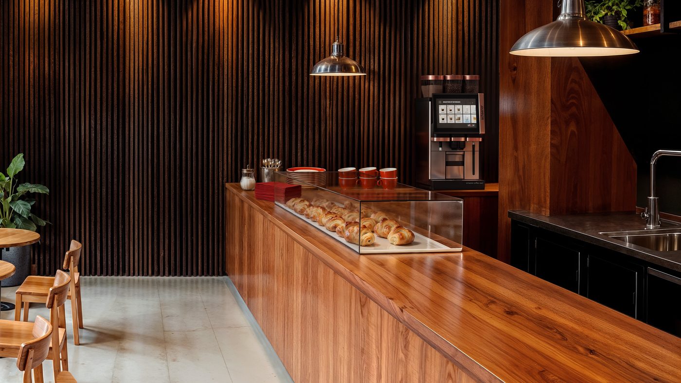 Ein Café mit Holztresen und Schaerer-Kaffeemaschine