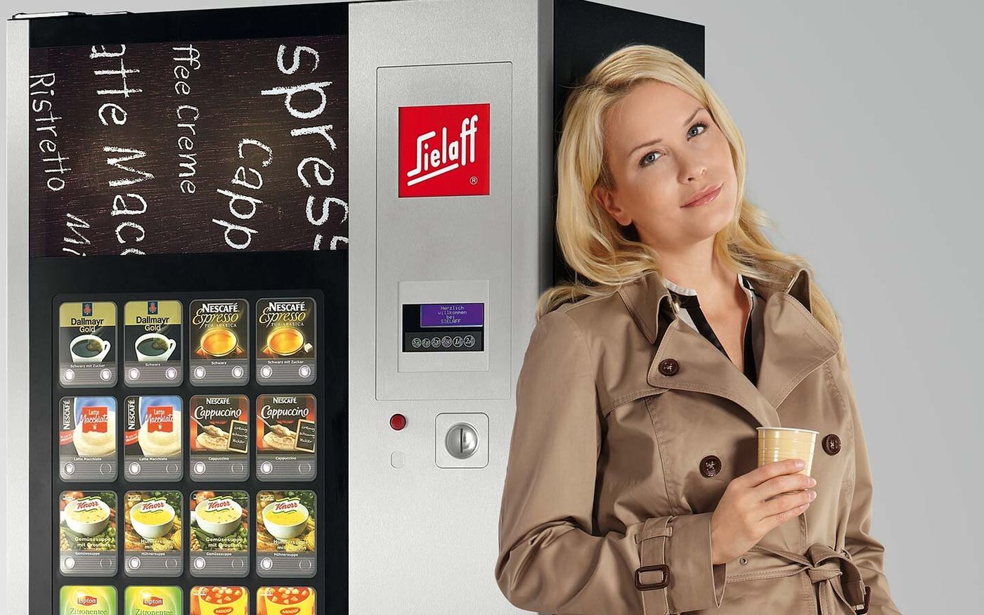 Eine Frau vor einem Snackautomaten