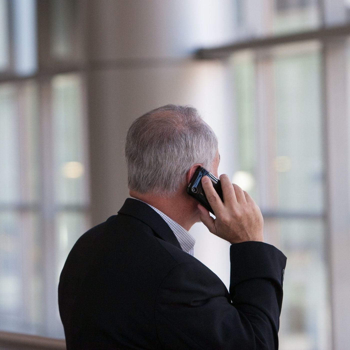 Ein Mann im Telefongespräch