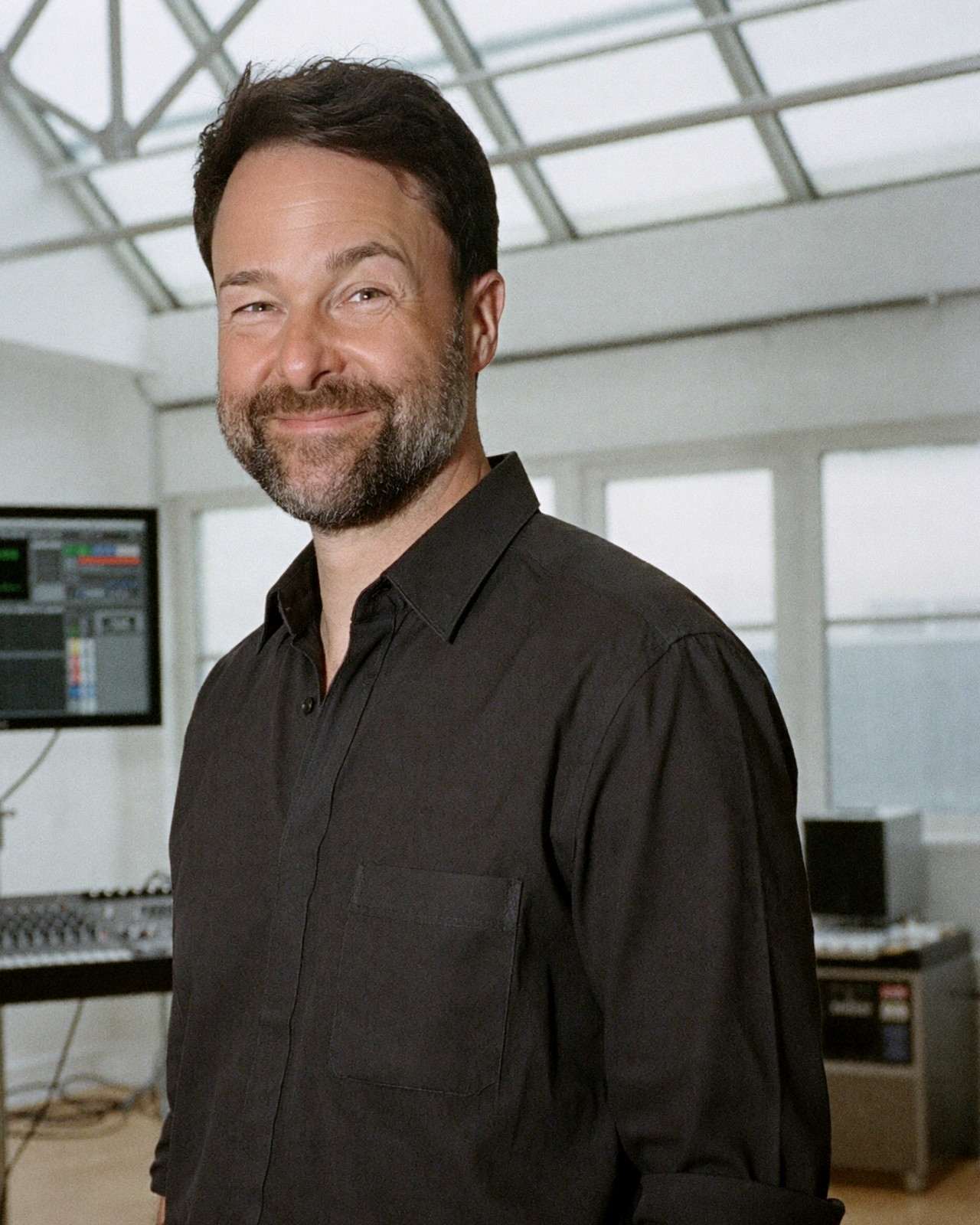 Porträt von Sebastian Hanfland im Tonstudio, mit KI optimiert